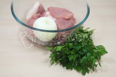 Нарезать кусочками 400 грамм мякоти свинины. Очистить 1 луковицу и мелко нашинковать пучок зелени петрушки.