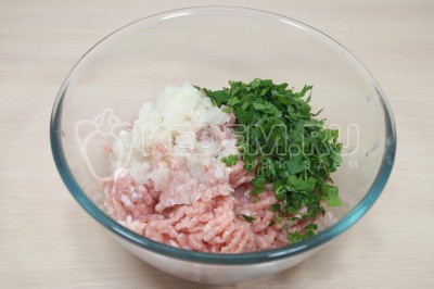 Перекрутить мясо с луком. Добавить нашинкованную зелень петрушки.