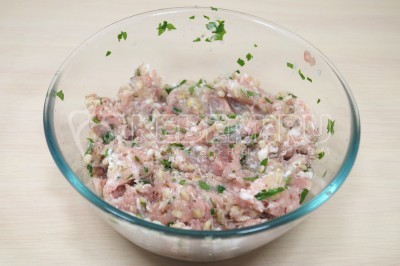 Хорошо перемешать мясной фарш с перловой крупой.
