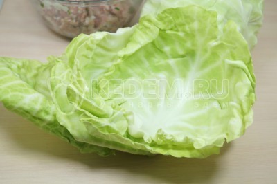 Снять листья с кочерыжки капусты.