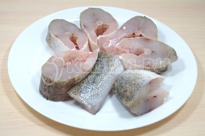 Нарезать судака на кусочки. Посолить каждый кусочек судака со всех сторон и оставить на 10 минут.