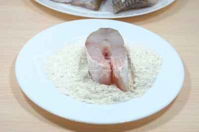 Запанировать в муке каждый кусочек рыбы.
