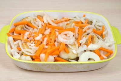 Сверху выложить морковь и лук.