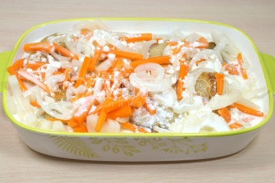 Залить сметаной сверху судака с овощами в форме для запекания.