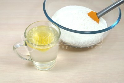  Влить кипяток с маслом и солью в миску с мукой.