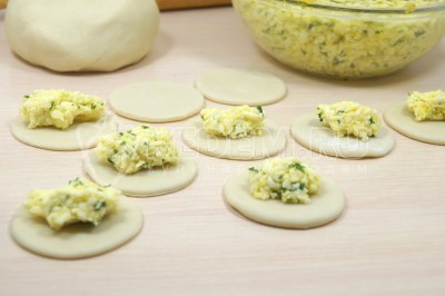 Выложить начинку на сочни.