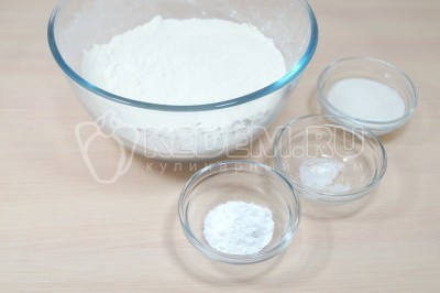 Добавить 1 чайную ложку разрыхлителя, 1 щепотку соли и 3 столовые ложки сахара. Перемешать сухие ингредиенты.