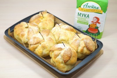 Вынуть яблоки из духовки и немного остудить.