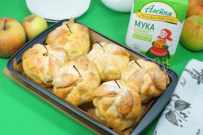 Яблоки в тесте в духовке