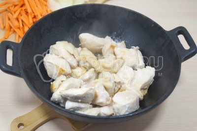 Обжарить кусочки курицы, помешивая, 7-10 минут.