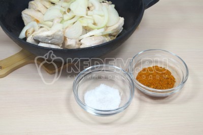 Добавить к курице нашинкованный лук, 1 чайную ложку соли, 1 чайную ложку специй для плова. Перемешать и готовить еще 5-6 минут.