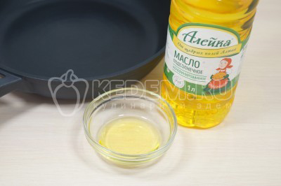 На сковороде разогреть 2 столовые ложки натурального подсолнечного масла.