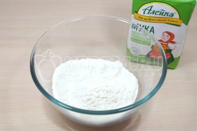 Чтобы приготовить песочный пирог с яблоками, нужно в миску отмерить 250 грамм пшеничной муки высшего сорта.