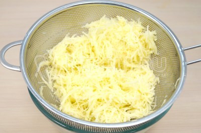 Отжать картофель через сито.