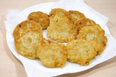 Снять оладьи со сковороды на бумажные полотенца и удалить лишнее масло.
