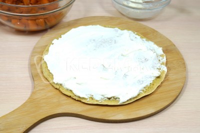 Смазать 2 столовыми ложками творожного сыра.