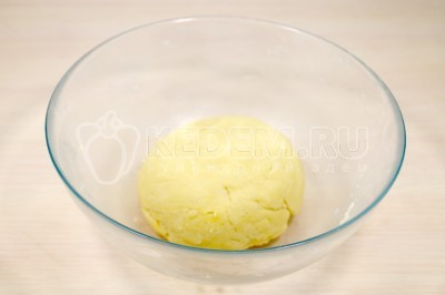 Замесить тесто в шар.