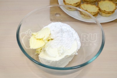 Для крема в миске смешать 250 грамм творожного сыра, 50 грамм сахарной пудры и 100 грамм мягкого сливочного масла.
