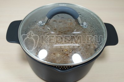 Прикрыть крышкой и готовить до закипания, уменьшить огонь и варить на медленном огне 15-20 минут.