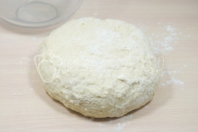 Тесто вымесить в шар.