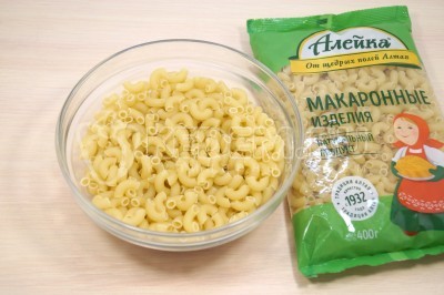 Чтобы приготовить жареные макароны по-армянски, нужно отмерить 300 грамм макарон ТМ «Алейка».