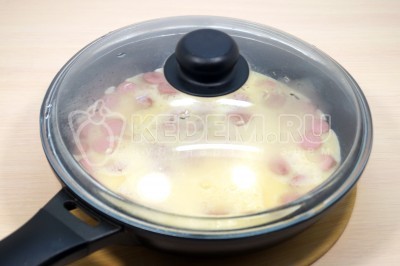 Прикрыть омлет крышкой и готовить 5-6 минут.