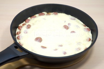 Снять крышку со сковороды и немного остудить.