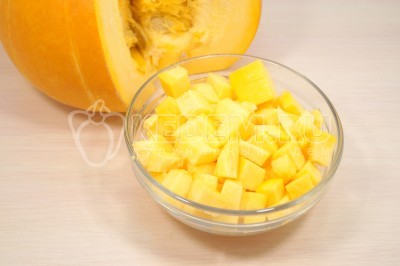 Нарезать тыкву кубиками.