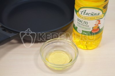 На сковороде разогреть 3 столовые ложки натурального подсолнечного масла.