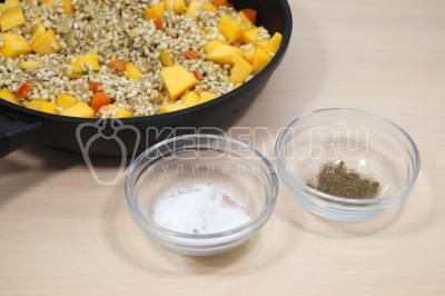 Добавить 1/2 чайной ложки соли и черный молотый перец по вкусу.