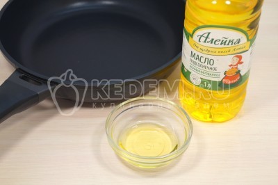 На сковороде разогреть 3 столовые ложки натурального подсолнечного масла.