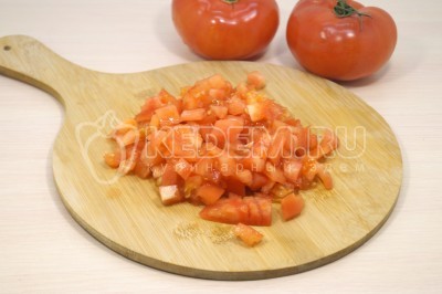 Помидор нарезать кубиками.