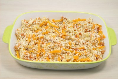 Выложить рис с овощами и разровнять.