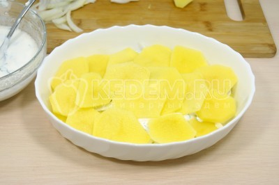 Повторить слои картофеля и репчатого лука.