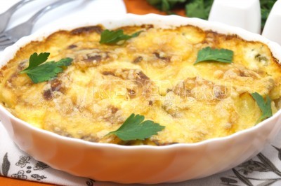 Картофель с луком и сыром в духовке