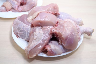 Разрезать курицу на кусочки по суставам. Грудку на крупные кусочки. Остов убрать и использовать для бульона.