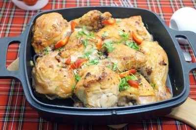 Курица кусочками в духовке с чесноком