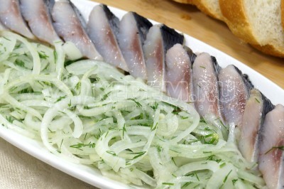 Маринованный лук к селедке без уксуса