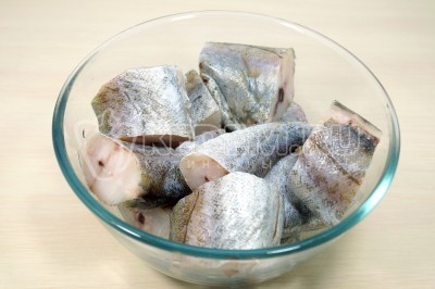 Нарезать минтай порционными кусочками.