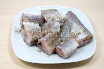 Натереть каждый кусочек рыбы солью и черным молотым перцем.