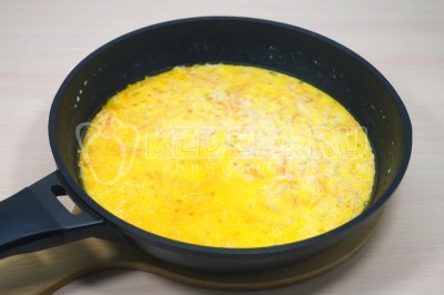 Перемешать сметанный соус и посолить по вкусу.