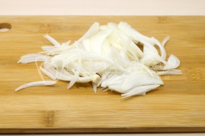 Репчатый лук нашинковать перьями.