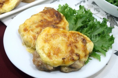 Отбивные с луком и сыром в духовке
