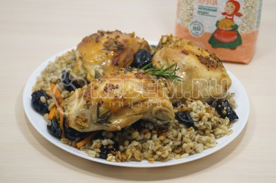 Выложить курицу с перловкой на блюдо.