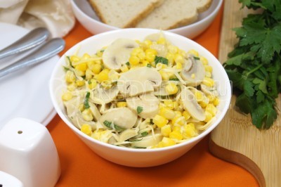Салат с маринованными шампиньонами, кукурузой и сыром