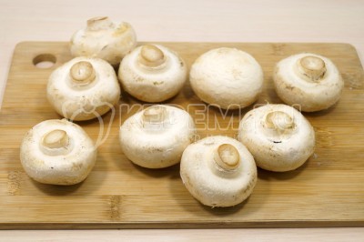 Чтобы приготовить шампиньоны в духовке с сыром и луком нужно 8-9 свежих шампиньонов промыть и обсушить.