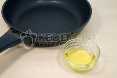 На сковороде разогреть 3 столовые ложки подсолнечного масла.