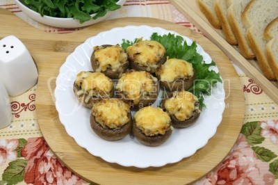 Шампиньоны в духовке с сыром и луком