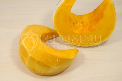 Чтобы приготовить тыкву запеченную с сахаром в духовке нужно тыкву очистить от кожицы и мякоти с семенами.