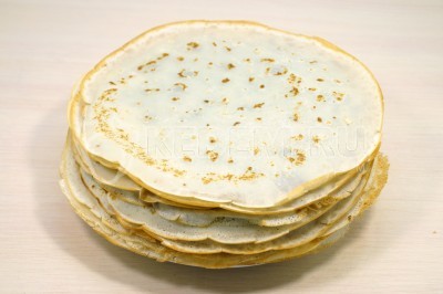 Сложить блины стопкой.